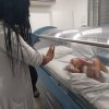 Hiperbárica faz a diferença na vida de bebê internada pelo SUS na Santa Casa de Santos
